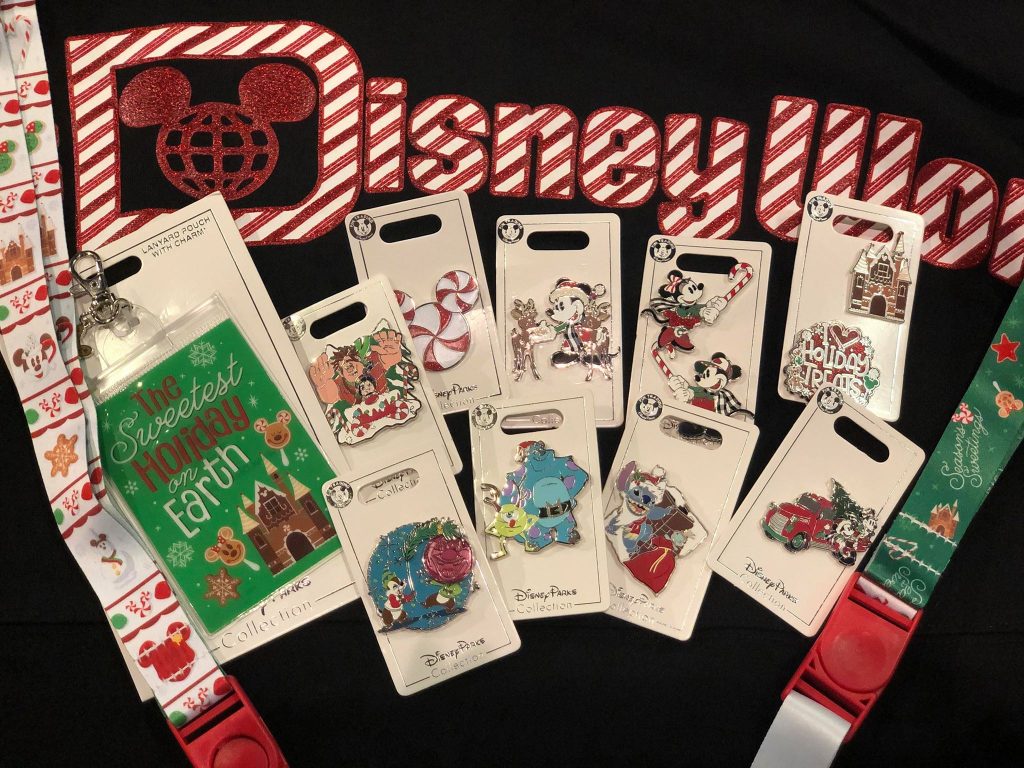 Disney Resort Holidays Pin 2019 - Yacht Club Resort - Mickey and Minnie  with presents