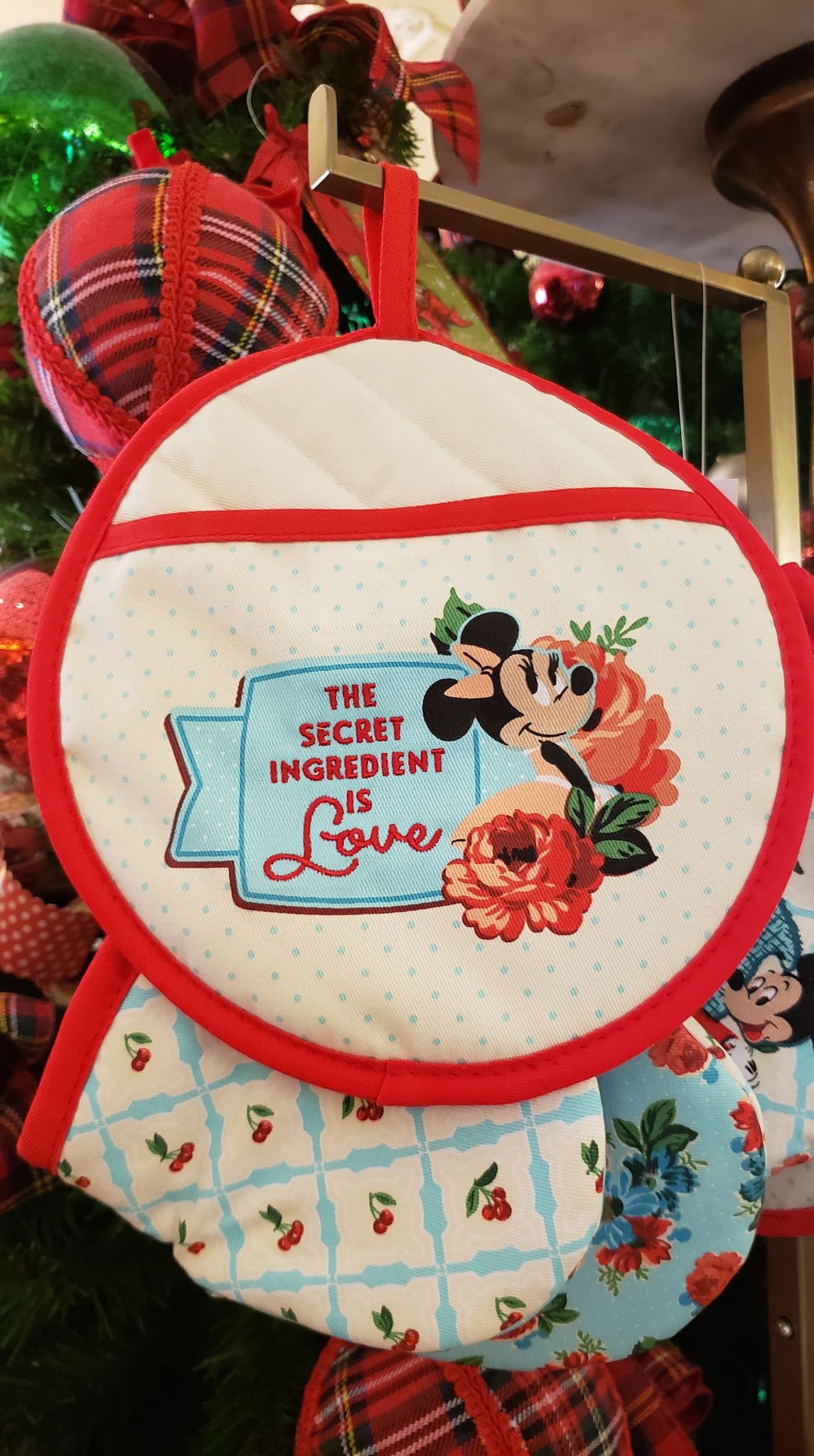 These Minnie Kitchen Accessories Are The Cherry On Top Of Any Home