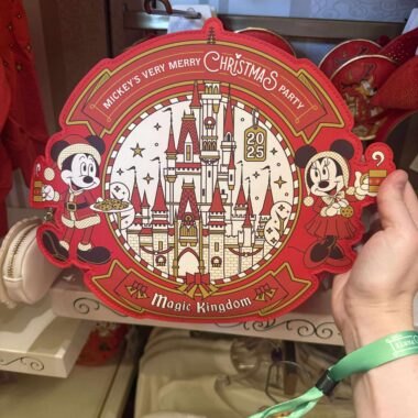 Mickey and Minnie Christmas-themed souvenir plate at Magic Kingdom.