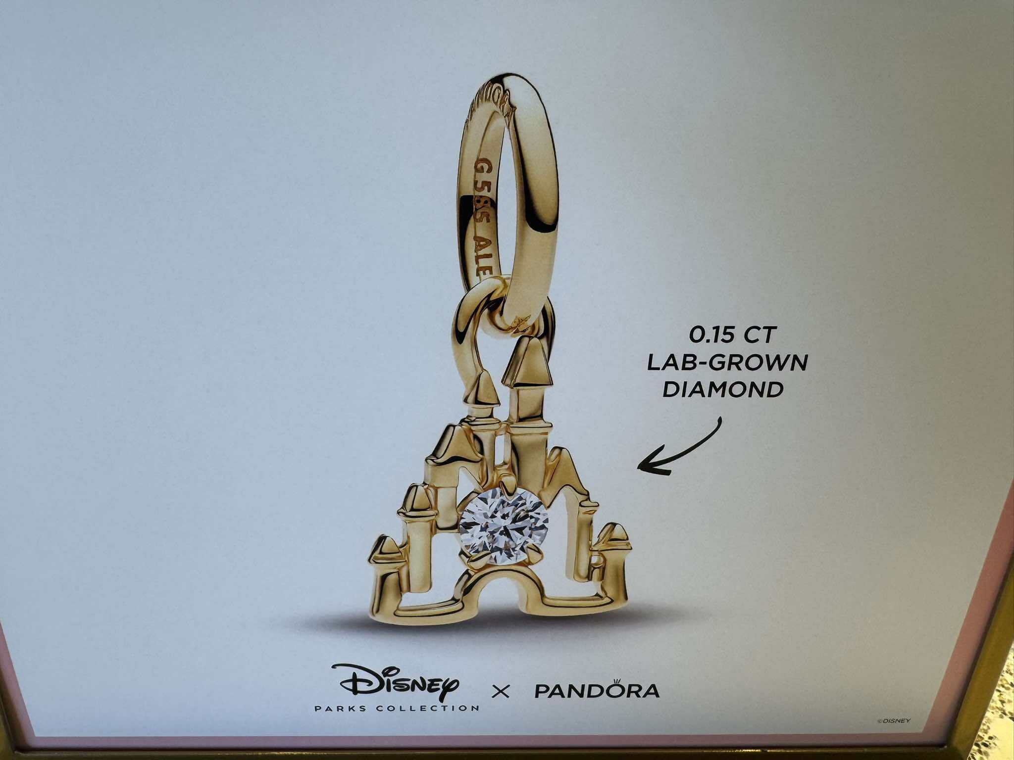 PANDORA Disney Parks 城 チャーム A Luxe New Disney Parks Exclusive Pandora Charm Has Arrived